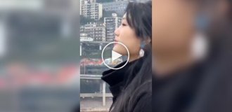 В Чунцине туристы «едят поезд»: новая фототрадиция покоряет соцсети