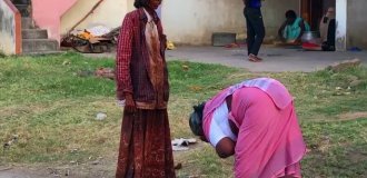 Worshiping a madwoman and eating her leftovers is the custom in India (6 photos + 1 video)