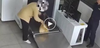 У Китаї жінка намагалася провезти 1 кг живих бамбукових хробаків.