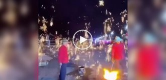 «Залізні квіти» — давнє китайське шоу з розплавленого металу