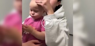 A little girl who lost her hair due to chemotherapy asked mom to do her hair