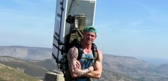 A man in Britain walked more than 100 km with a refrigerator on his back in memory of his deceased wife (3 photos + 1 video)
