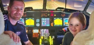 A man who couldn't become a pilot built a copy of a Boeing 737 at home and flies (3 photos + 1 video)