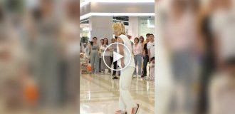 Артист из Китая прославился благодаря сходству с легендой