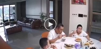 Мальчик из Китая выбежал из убежища во время землетрясения, чтобы доесть ужин