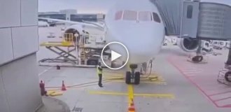 Самолет рухнул на землю из-за поломки шасси