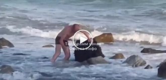 Мужчина в Одессе попытался украсть мину, выброшенную на берег, но не смог ее поднять