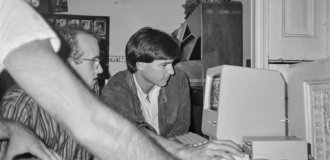 Archive of the day: Jobs demonstrates to Warhol, Haring and Scharf how to use a computer (5 photos)