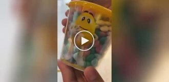 В магазине M&M's в Нью-Йорке можно сделать конфеты со своим лицом &M, Видео, Нью-Йорк, забавно, идея, конфеты, конфеты с лицом