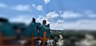 Посетитель поймал чужой кроссовок прямо во время поездки на американских горках