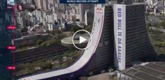 50-летний скейтер съехал по гигантской рампе, построенной на 22-этажном здании