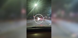 Выпивший мужчина решил прокатиться верхом на верблюде