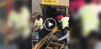 An American blogger demonstrated how luggage is handled at airports in different countries
