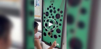 Девочка мастерски провела шарик через лабиринт