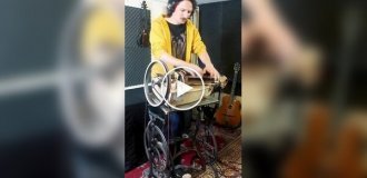 Парень совместил швейную машину с колесной лирой, и вот как это звучит