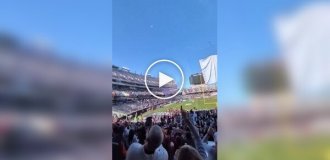 Падение парашютиста на стадион в США попало на видео