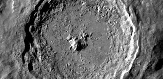 На Місяці виявили гігантський новий кратер (2 фото)