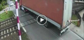Поезд протаранил грузовик на железнодорожном переезде в Гданьске