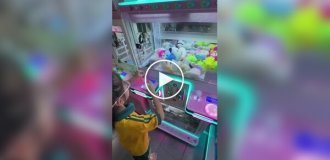 Девочка обманула игровой автомат