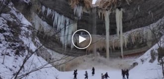 В Эстонии на туристов обрушился замерзший водопад