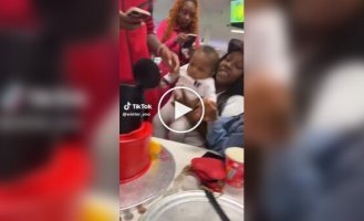 Малюк познайомився з тортом надто близько