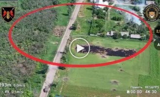 Ukrainian crew of German Leopard tank destroys building with Russian attack aircraft with direct guidance