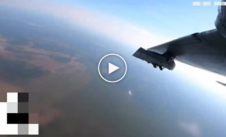 Украинский бомбардировщик Су-24М сбрасывает авиабомбу ФАБ-500, оснащенную модулем УМПК для увеличения дальности до 60 километров