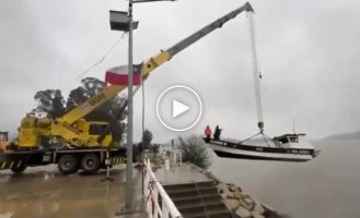 Операция по подъему лодки в Чили пошла не по плану