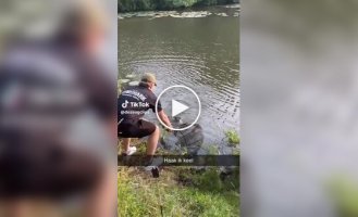 Рибалка мало не закінчилася бідою: гачок повернувся до господаря