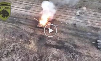 The operator of a Ukrainian FPV drone dropped a grenade into the hatch of an enemy tank