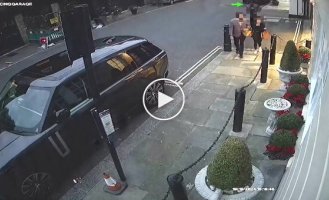 A robber attacked undercover police officers