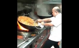 Шеф-повар и огромная сковорода