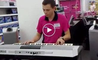 Продавец играет на синтезаторе