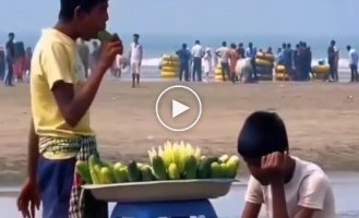 Торговец «освежал» огурцы странным способом