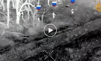 Российские штурмовики разлетаются в разные стороны после сбросов с украинского БПЛА