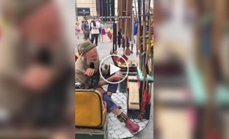 Уличный музыкант в Португалии использует куриц в своем оркестре
