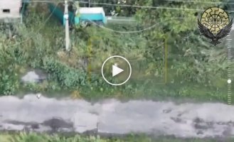 Российские захватчики удирали, пытаясь спастись от дронов-камикадзе