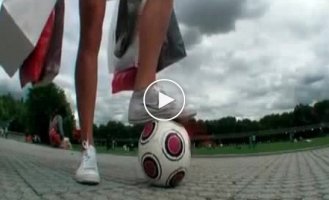 Девочка хорошо играет с мячем