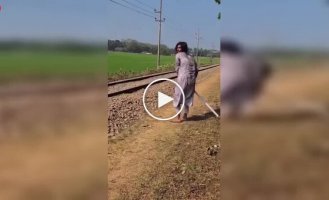 Как воруют телефоны у пассажиров поездов в Пакистане