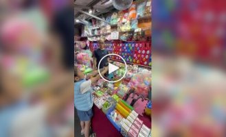Девочка в тире без промаха лопнула все воздушные шары