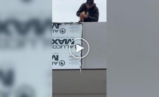 Защитную пленку снимают шуруповертом