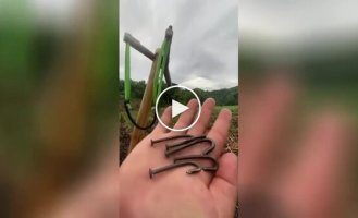 На видео сняли приоритеты мужчин после 30 — самодельная рогатка с гвоздями
