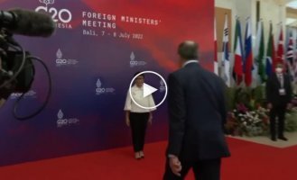 Министры иностранных дел стран G20 на саммите в Индонезии отказались делать традиционное групповое фото