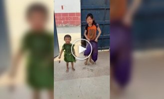 A huge crayfish catch turned into an unexpected "fashion decision"