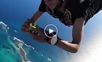 A teenager from Australia solved a Rubik's cube in free fall