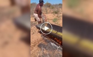 Когда рыбу жарят целиком, а сковороду делают из бочки