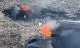 На огород жителя, рядом с домом, около часа назад, упали обломки рашистской ракеты