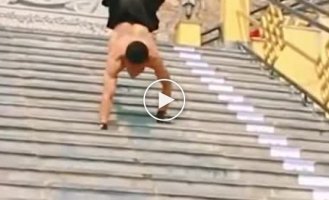 Man walks down 75 steps on his hands and breaks Guinness record