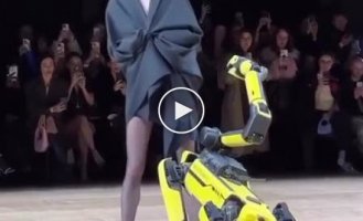 Robots take part in the Coperni show along with models