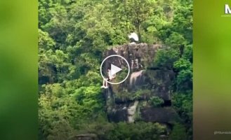 Туристы расположились на самом краю отвесной скалы